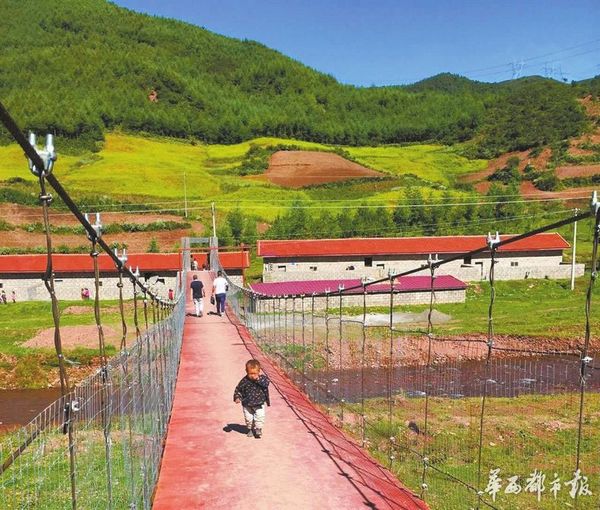 clip_image001.jpg 在社会各界关心和众多爱心人士帮助下,昭觉县火普村吊桥重建工程顺利完成,这也是曹礼勇张罗建起的第三座桥。