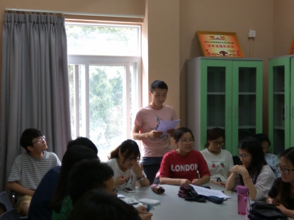 张家辉同志在做自我分享.jpg 张家辉同志在做自我分享.jpg