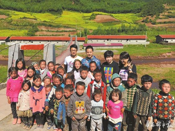 clip_image002.jpg 第三座桥修好后,曹礼勇(后排左二)回到昭觉参加竣工典礼。