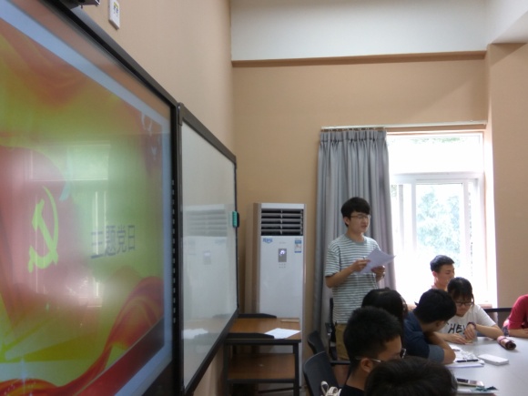 韩子轲同志在做自我分享.jpg 韩子轲同志在做自我分享.jpg